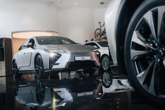 Photograph: lexus es premiere