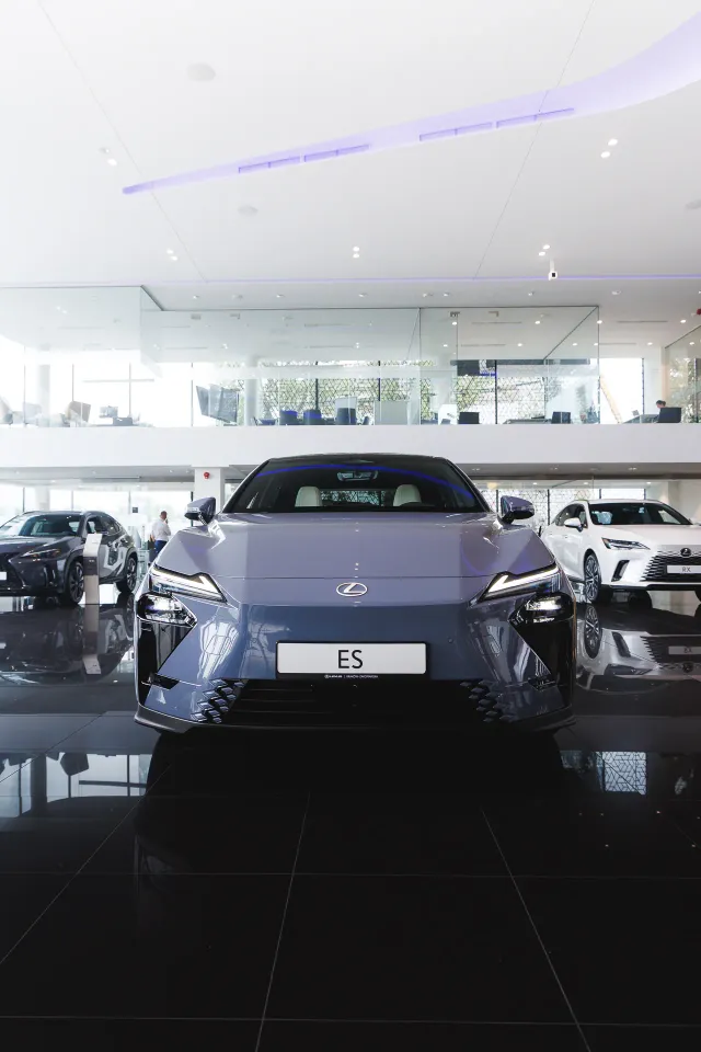 Photograph: lexus es showroom